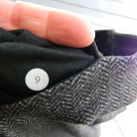 LULULEMON WUNDER UNDER GRAY/BLACK HERRINGBONE CAPRI 22"INSEAM LEGGINGS SZ 6 - Picture 2 of 4